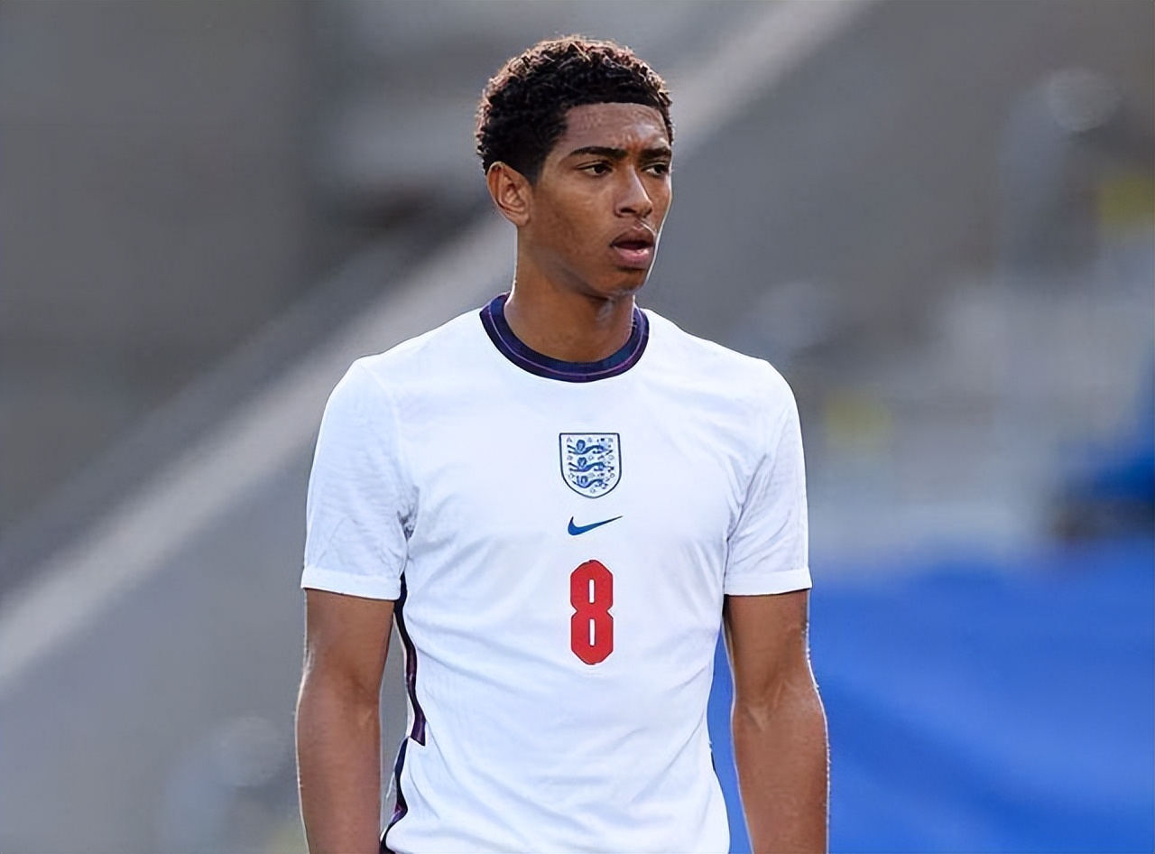 西媒：拉菲尼亚成巴萨非卖品，本赛季欲率队夺欧冠+世界杯（西媒：巴萨将拉菲尼亚列为绝对非卖，本季力争率队冲击欧冠与世界杯）