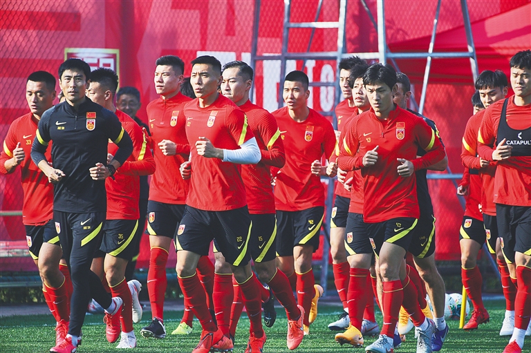 门德斯：不知道为啥有这么多关于亚马尔的噪音，我们都年轻过（门德斯：不理解围绕亚马尔的喧嚣，大家都曾年轻过）