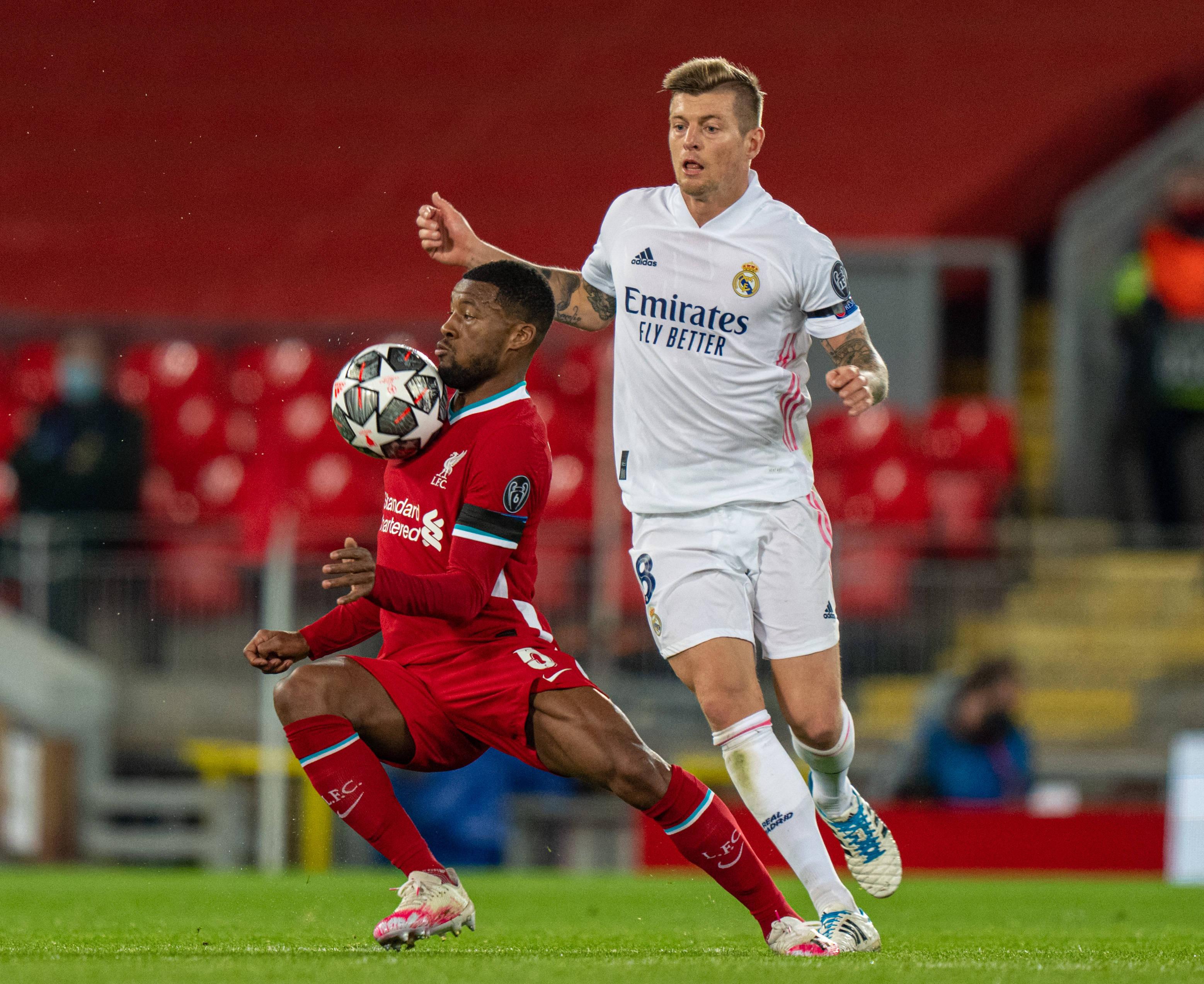 足球欧冠历史纪录被打破，网友：见证传奇（欧冠历史纪录改写，网友直呼：见证传奇时刻）