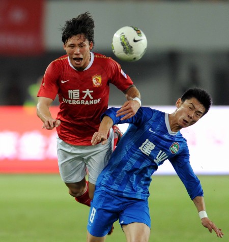 赛季首发阵容曝光 球迷热议（新赛季首发名单出炉 引发球迷热议）