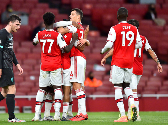 尤文航班延误，挪威当地球迷抓紧机会在机场与他们合影留念（尤文航班误点，挪威球迷趁机在机场合影）