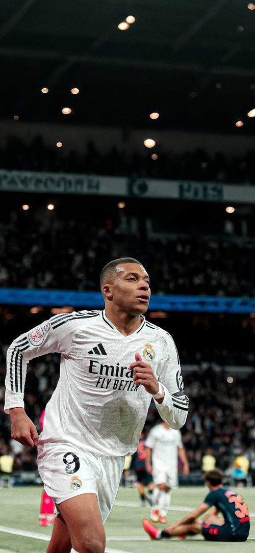 践行三亿人上冰雪 “冰超”联赛火爆进行中冰超联赛冰雪体育（助力三亿人上冰雪，冰超联赛火热进行中）