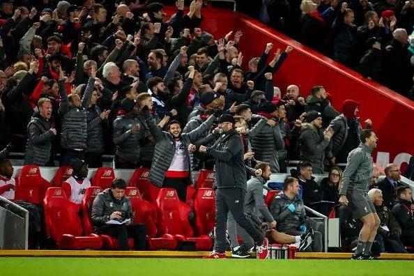 球衣颜色相近？当值主裁把维罗纳与乌迪内斯搞混了（球衣颜色太像，主裁把维罗纳认成了乌迪内斯）