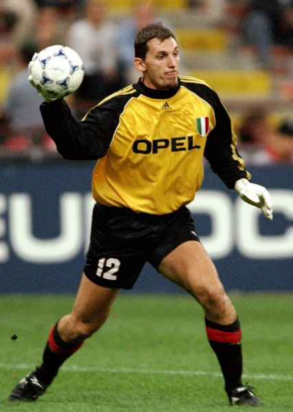 孔蒂：德佬说这是真正领袖带领下的胜利？总感觉是在说他自己（孔蒂回击德佬：所谓“真正领袖”的胜利，听起来像在说他自己）