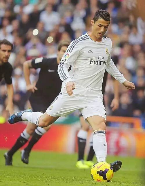 亚精英赛半场：科罗纳多破门被吹，沙迦暂0-0利雅得新月（亚精英赛半场战况：科罗纳多进球无效，沙迦与利雅得新月暂0-0）