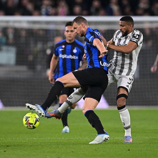 王楚钦苦战3局，1-2不敌弗朗西斯卡！国乒暂时6-3领先德国队（鏖战三局，王楚钦1-2憾负弗朗西斯卡，国乒暂以6-3领先德国队）