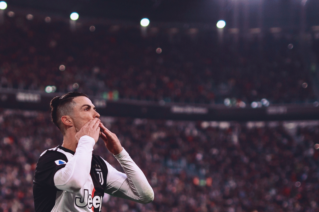 张琳芃第11次赢得中超冠军，超越郑智成国内联赛历史第一人！（张琳芃收获中超第11冠，超越郑智加冕国内联赛历史第一人）